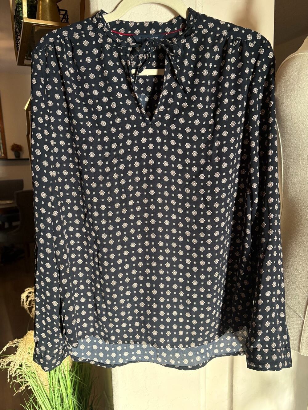 Tommy Hilfiger Navy Blue Diamond Print Popover Blouse Split V-Neck Tie Front Sm